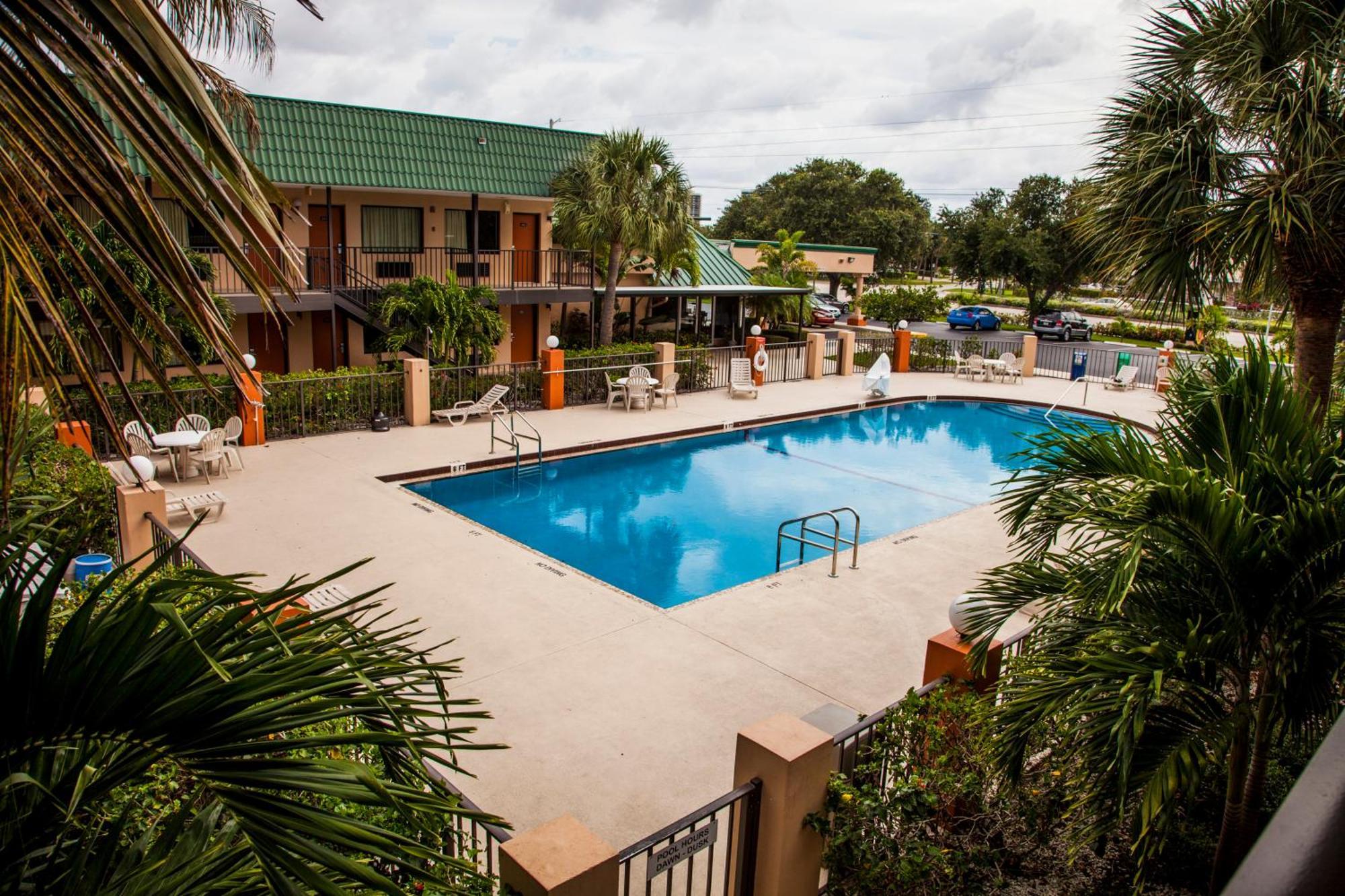 Motel Super 8 By Wyndham North Palm