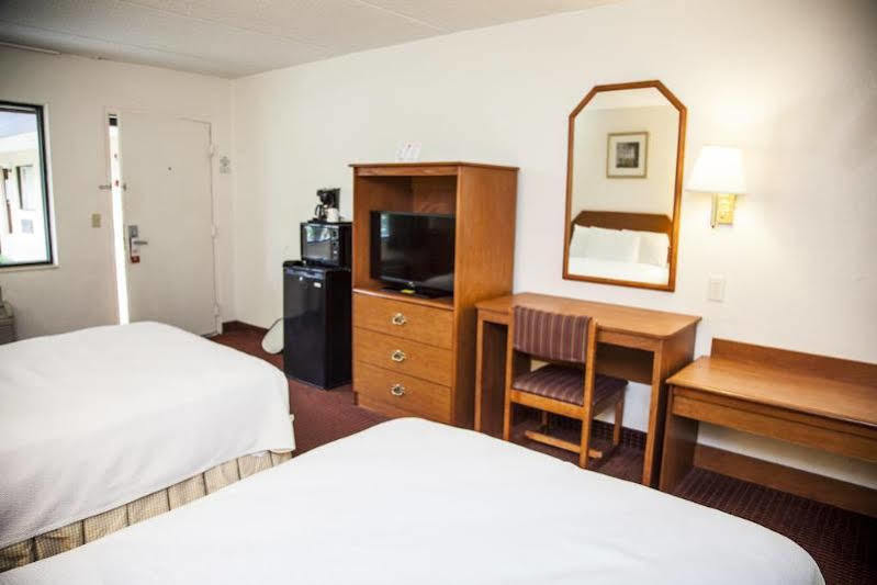Super 8 By Wyndham North Palm 2*
